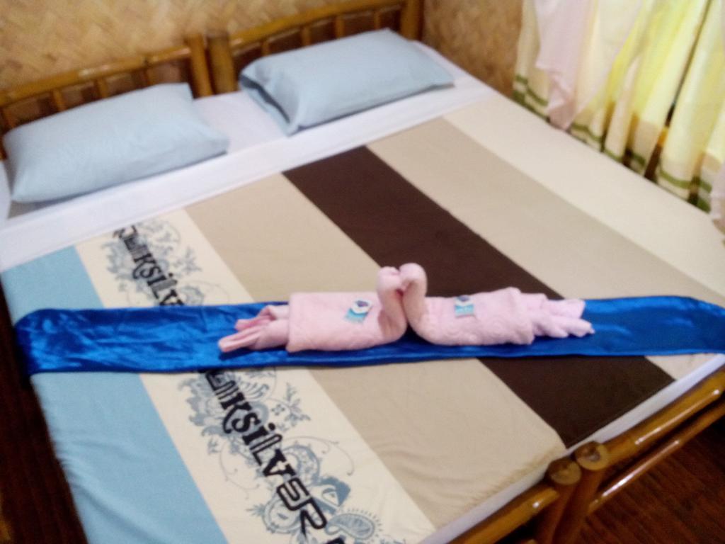 إل نيدو Chariz Inn الغرفة الصورة
